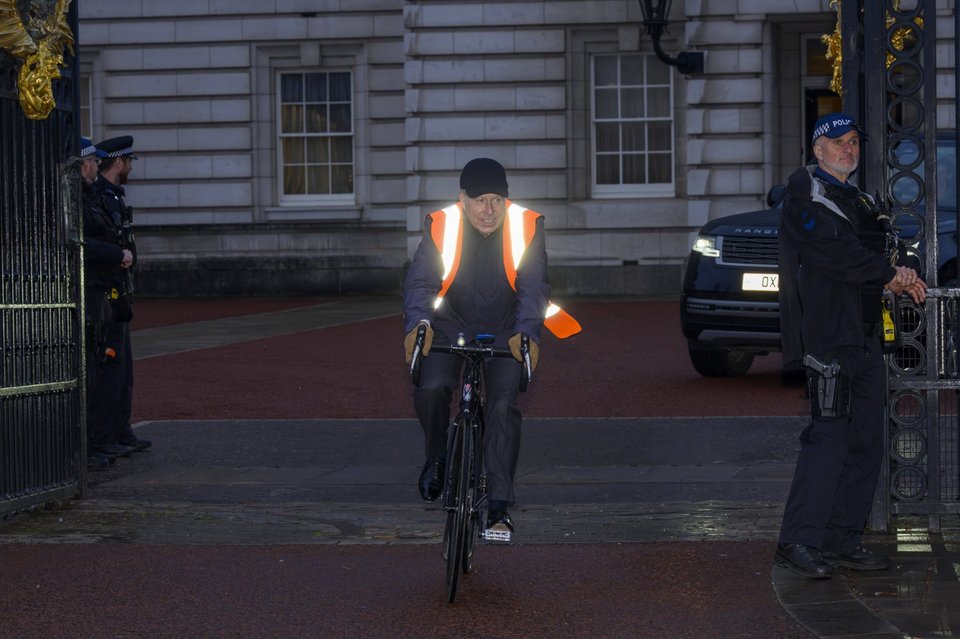 Ο κόμης του Σνόουντον που κατέφθασε με ποδήλατο 