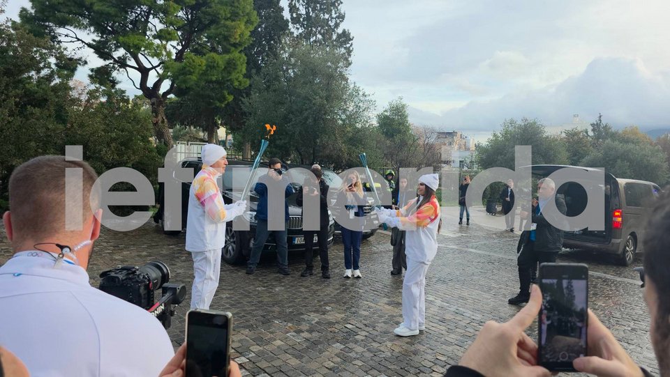 Η Κίμπερλι Γκιλφοϊλπαρέλαβε τη φλόγα από τον ΓΓ της ΕΟΕ Στέφανο Χανδακα