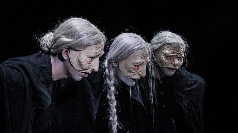 Οι γριές που μαζεύουν την τσουκνίδα, μυστικές ιστορίες των γυναικών της Θεσσαλίας σε σκηνοθεσία Κωσταντίνου Ντέλλα