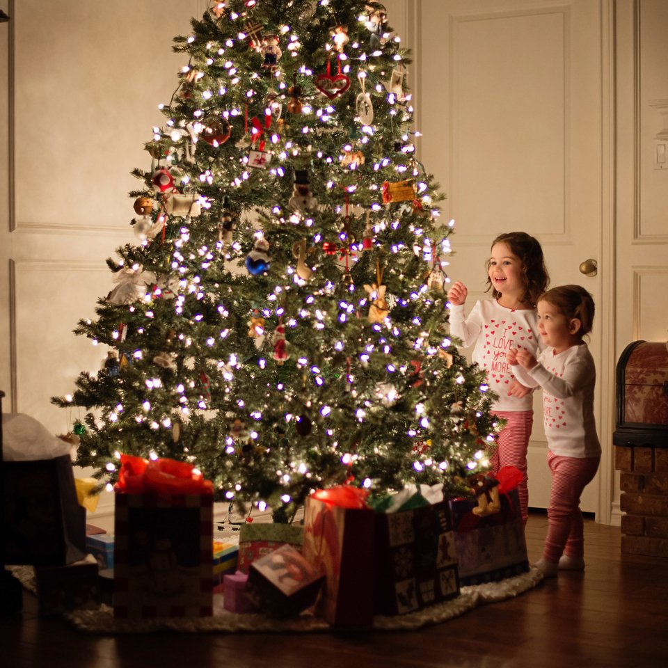 Υπάρχει μια εκδοχή των Χριστουγέννων που δεν μετριέται σε σακούλες, αποδείξεις και αγχωτικές λίστες δώρων. Μια εκδοχή πιο αθόρυβη, πιο συλλογική, που δεν ζητά ανταλλάγματα ούτε αποδεικτικά αγάπης σε κουτιά / GETTY