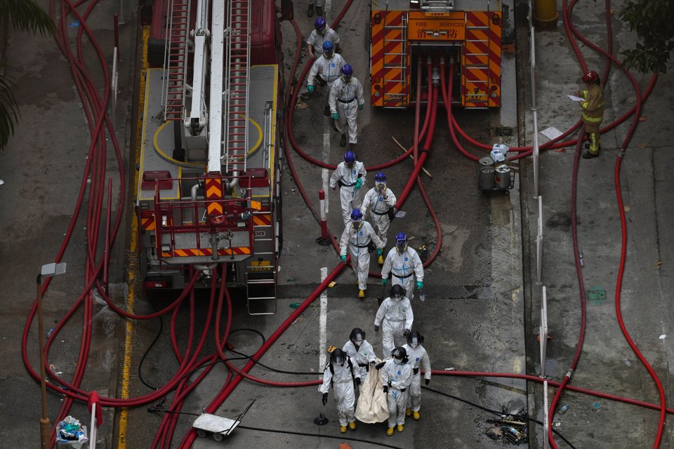 Εργαζόμενοι με ειδικές στολές ανασύρουν σορούς από τους ουρανοξύστες στο Χονγκ Κονγκ / AP