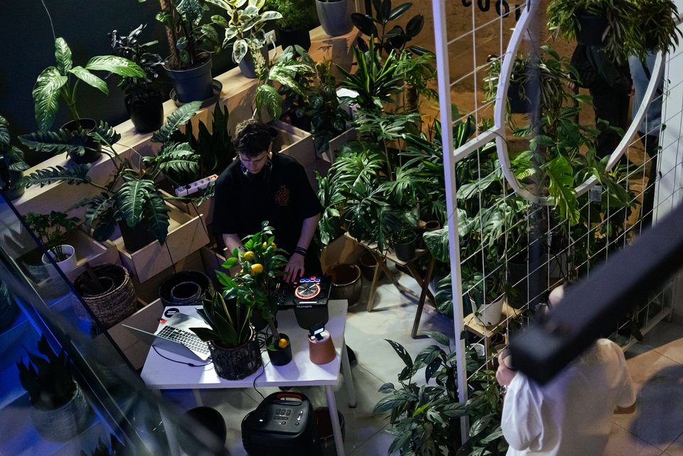 Πάρτι με DJ, ανάνεσα στα φυτά εσωτερικού χώρου, στον πολυχώρο-υβριδικό ανθο-φυτοπωλείο Hous Athens / Φωτογραραφία: hous_athens/Instagram