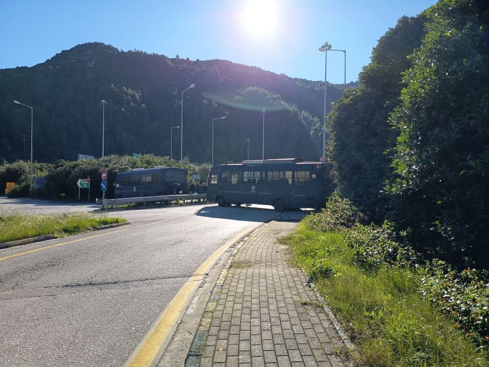 Η αστυνομία έχει αποκλείσει τον δρόμο με διπλό μπλόκο, περιπολικό και κλούβες στην είσοδο