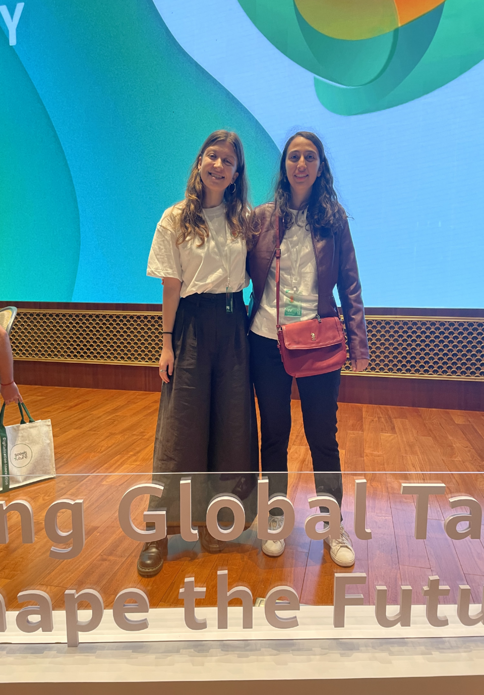  Η Σοφία Ζγουλέτα, φοιτήτρια του τμήματος Ηλεκτρολόγων Μηχανικών &amp; Μηχανικών Υπολογιστών του Πανεπιστημίου Πατρών και η Φιλοθέη Λιναρδάτου φοιτήτρια του τμήματος Ηλεκτρολόγων Μηχανικών &amp; Μηχανικών Υπολογιστών του Εθνικού Μετσόβιου Πολυτεχνείου    