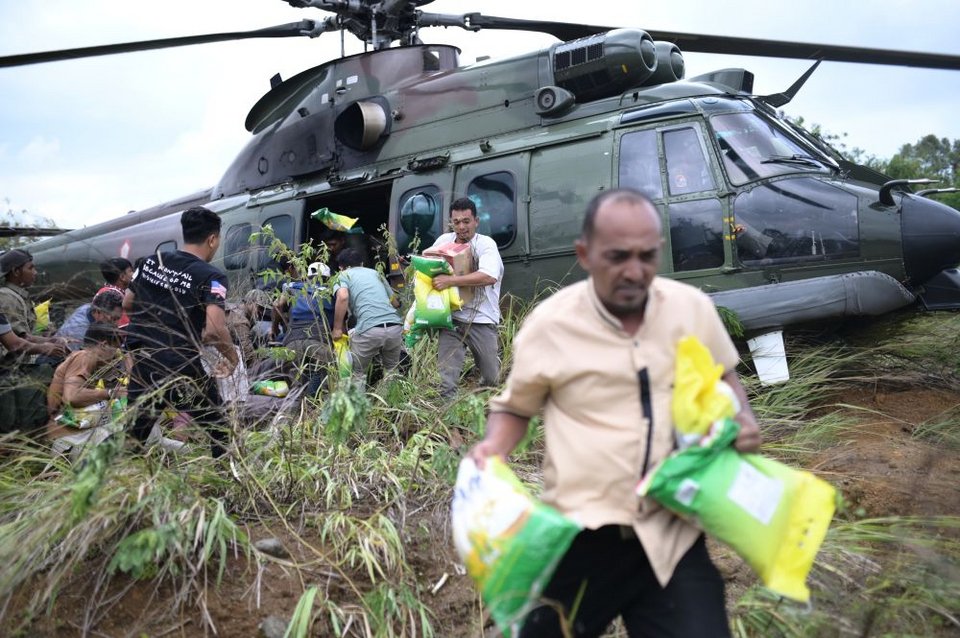 Ειδη πρώτης αναγκης φτάνουν με ελικόπτερο 