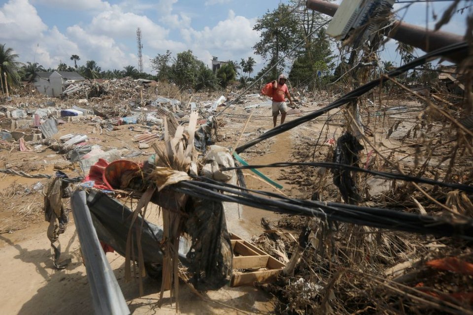 Ο απολογισμός των θυμάτων των πλημμυρών και των κατολισθήσεων που έπληξαν το μεγάλο νησί Σουμάτρα της Ινδονησίας έγινε ακόμη πιο βαρύς σήμερα