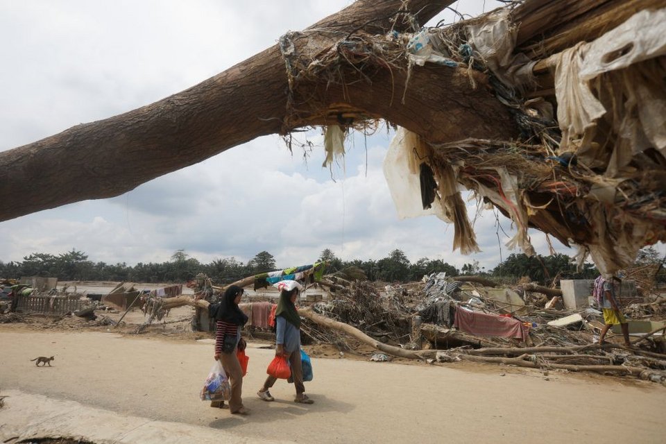 Καταστροφές στην Ινδονησία, χιλιάδες εκτοπισμένοι 