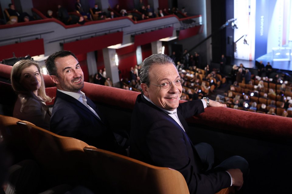 Αλέξης Χαρίτσης και Σωκράτης Φάμελλος χαμογελούν στην παρουσίαση του βιβλίου του Αλέξη Τσίπρα / Intime