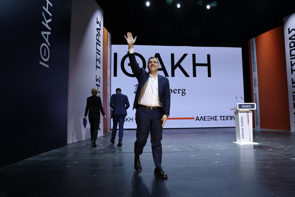 Ο Αλέξης Τσίπρας χαιρέτησε το κοινό μετά το τέλος της ομιλίας του / Intime