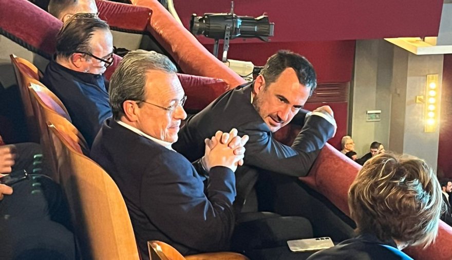 Στριμωγμένοι στον εξώστη του Παλλάς Φάμελλος, Χαρίτσης, Γεροβασίλη