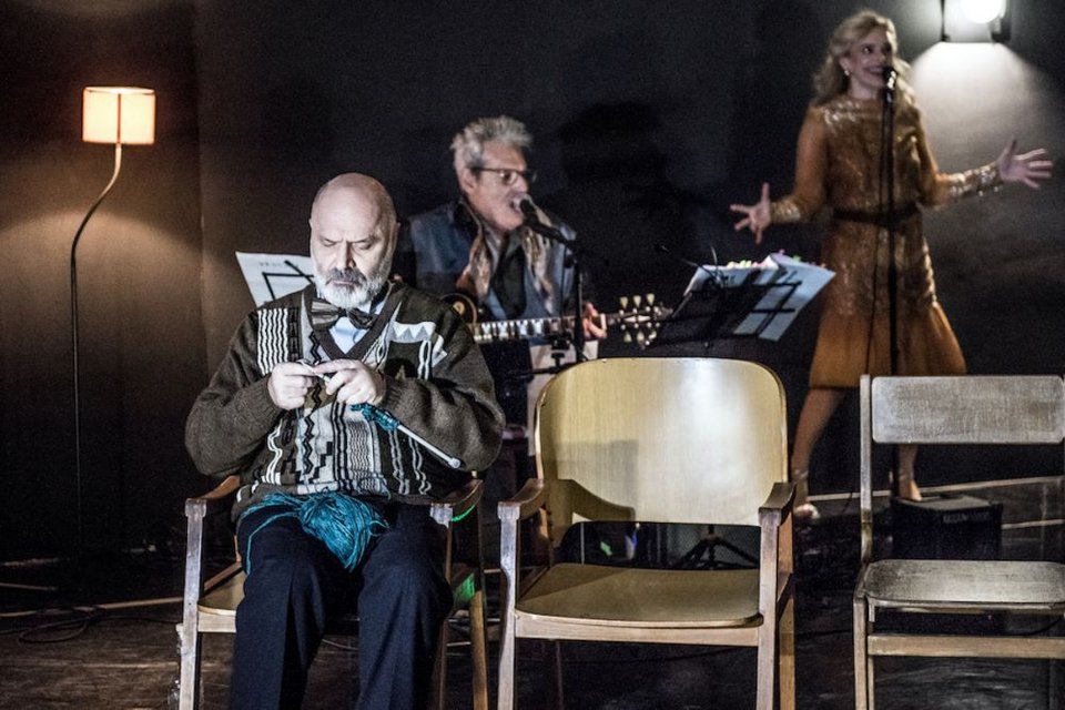 Η παράσταση απογειώνεται με μουσική και τραγούδια ειδικά γραμμένα από τον BlaineL. Reininger