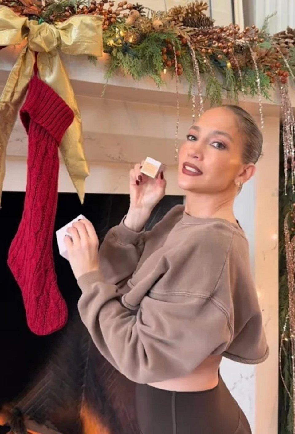 H JLo μπροστά στο τζάκι 