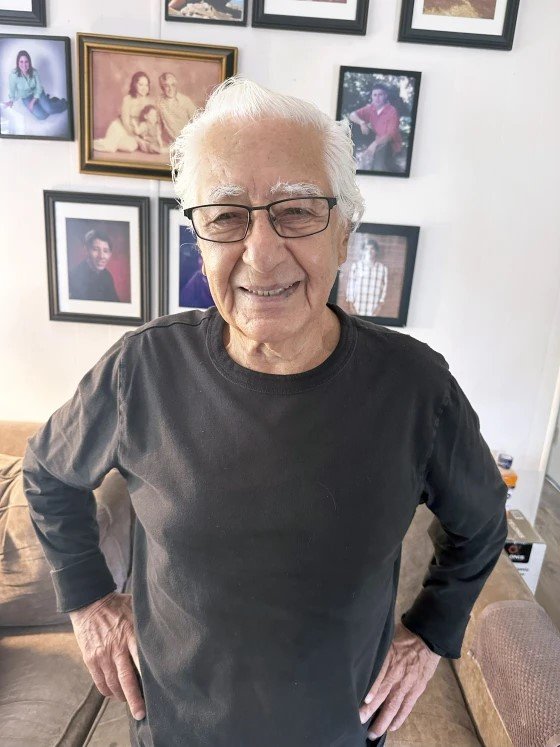 Ο Τζίμι Χερνάντεζ έκανε ελεύθερη πτώση με αλεξίπτωτο για τα 100ά γενέθλιά του.Ευγενική προσφορά της Vickey Hernandez Farley