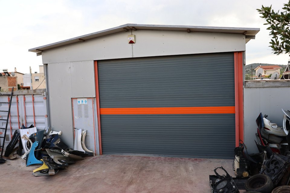 Η αποθήκη όπου βρέθηκε ο οπλισμός στα Καλύβια / Φωτογραφία: INTIME