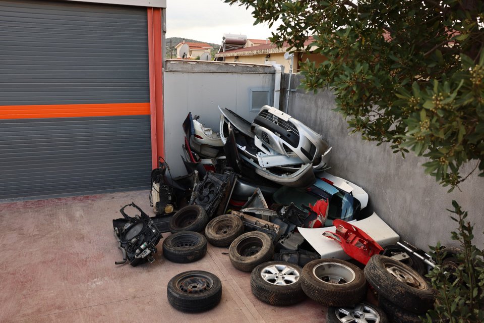 Η μάντρα με τα κλεμμένα ανταλλακτικά και μηχανές στα Καλύβια / Φωτογραφία: INTIME 