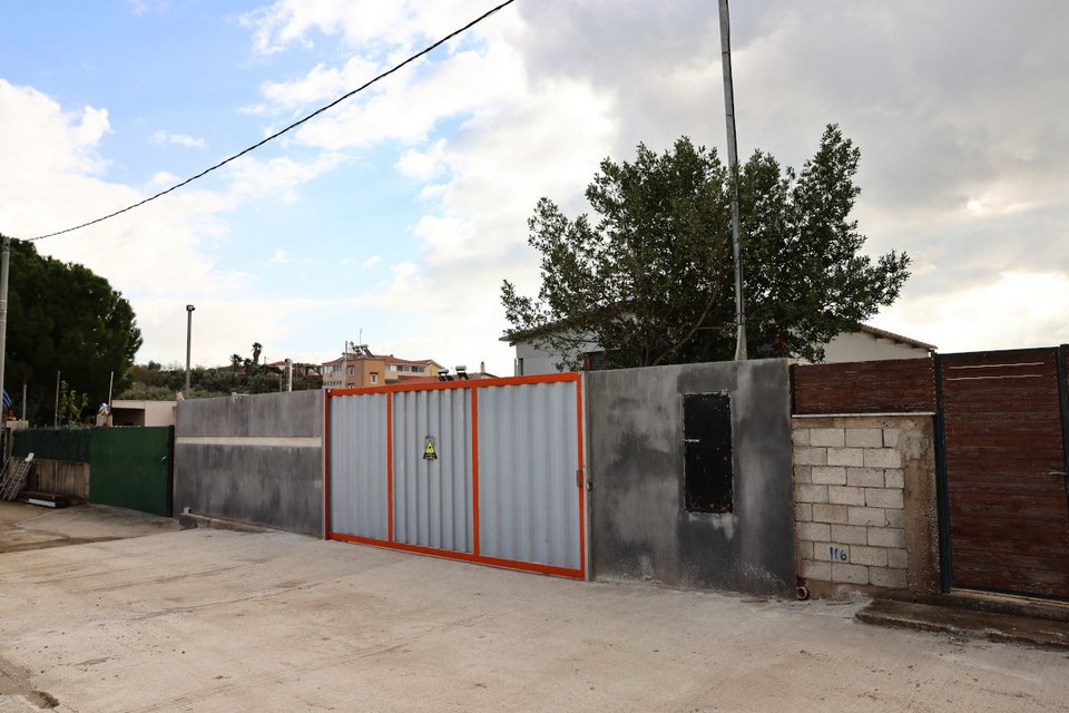 Η αποθήκη όπου βρέθηκε ο οπλισμός στα Καλύβια / Φωτογραφία: INTIME 