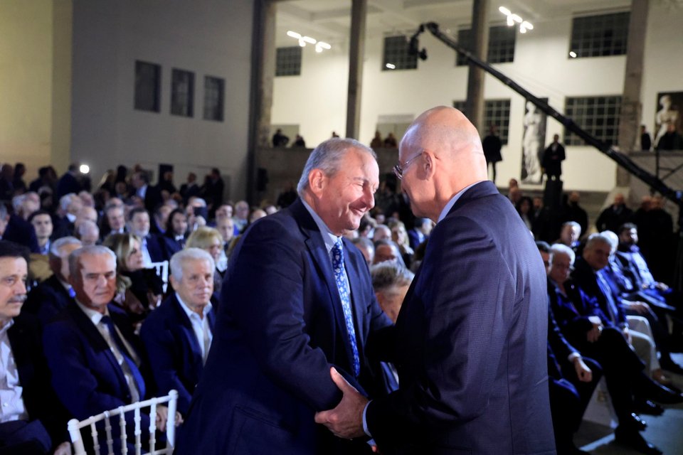 Χειραψία Κώστα Καραμανλή με τον Νίκο Δένδια