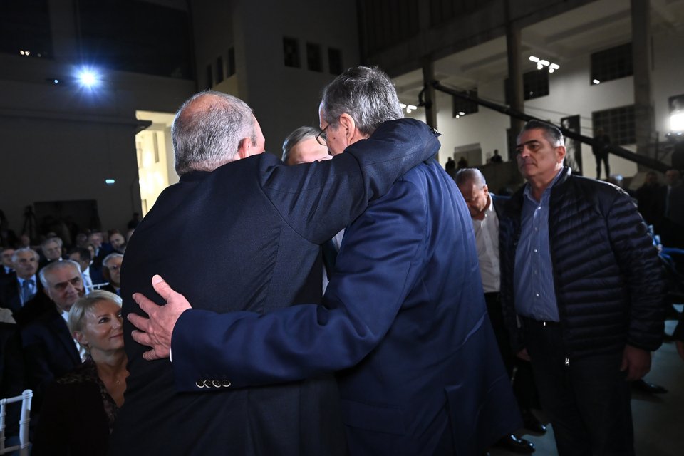 Αγκαλιά του Κώστα Καραμανλή με τον Αντώνη Σαμαρά