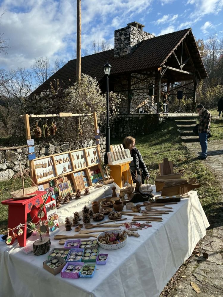 Η χριστουγεννιάτικη αγορά που είχε στηθεί στον χώρο έδωσε την ευκαιρία σε τοπικούς παραγωγούς να εκθέσουν προϊόντα της περιοχής