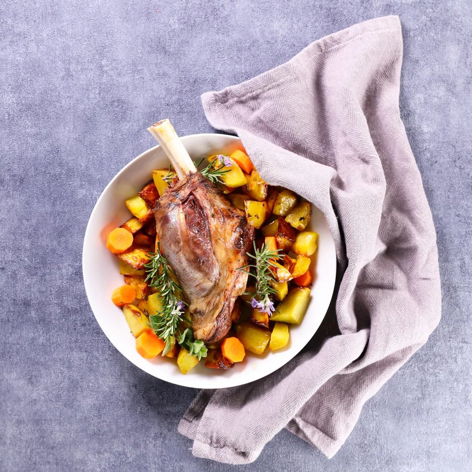 Κατσικάκι στη γάστρα/ φωτογραφία: shutterstock