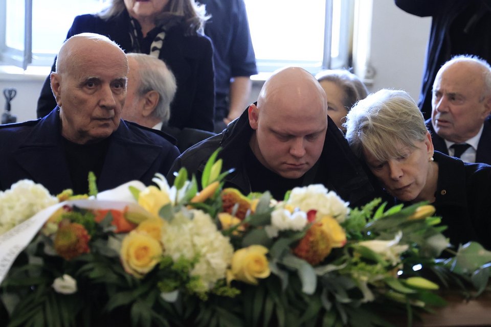 Η Έλενα Ακρίτα με τον γιο της, Παύλο Αρζόγλου. Αριστερά ο Γιώργος Κυρίτσης.