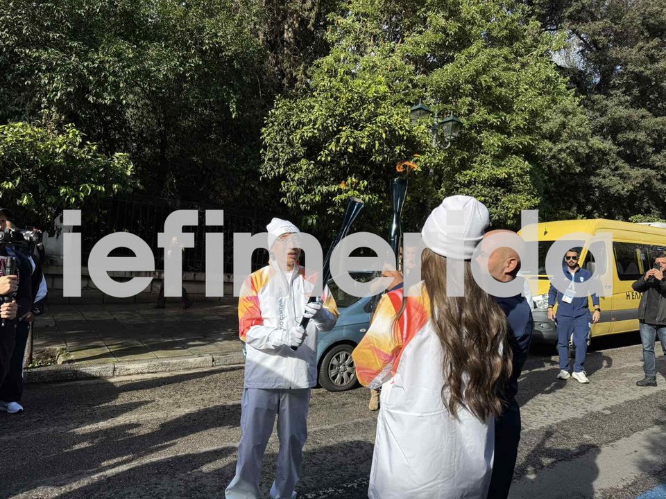Ο Πάτρικ Σουν με την Ολυμπιακή φλόγα