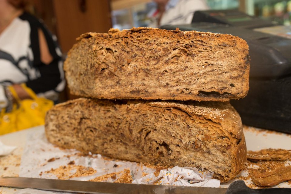 Περίπου 50 χειροποίητα φύλα το ένα πάνω από το άλλο περικλείουν στρώσεις με ξερή αγιασώτικη μυτζήθρα, ζάχαρη και πολλά γλυκά μυρωδικά