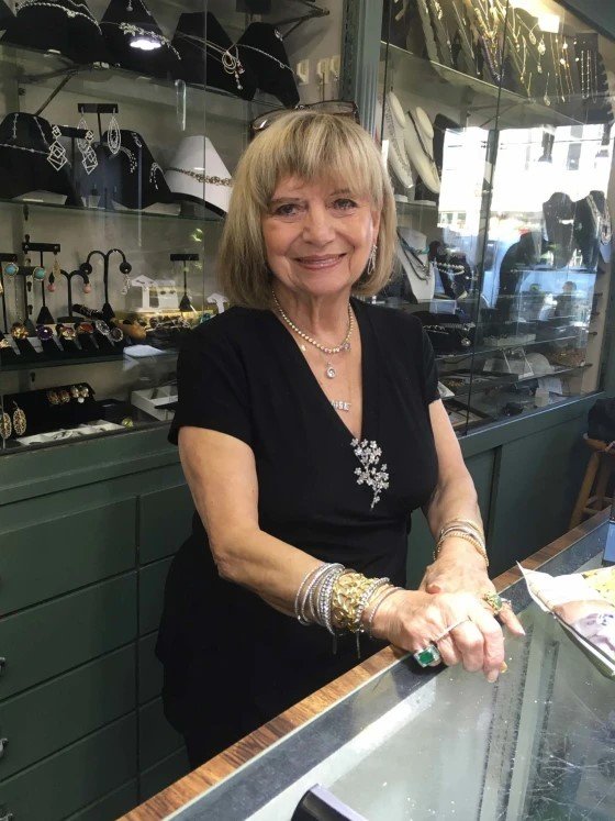  Η Άννα Αντζιολέτι, 101 ετών, ποζάρει στον πάγκο του κοσμηματοπωλείου της.Ευγενική προσφορά της Άλισον Ρούμπαχ 