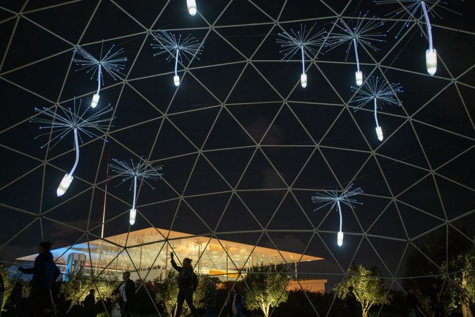 LIGHT A WISH πικραλίδες αιωρούνται στον Θόλο (Light a Wish του OGE Group)