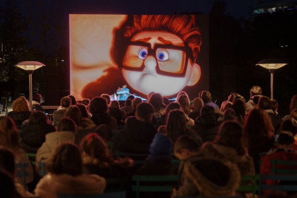 Από τις 22 Δεκεμβρίου έως και τις 6 Ιανουαρίου, η δημοφιλής σειρά κινηματογραφικών προβολών Park your Cinema επιστρέφει σε χριστουγεννιάτικη έκδοση