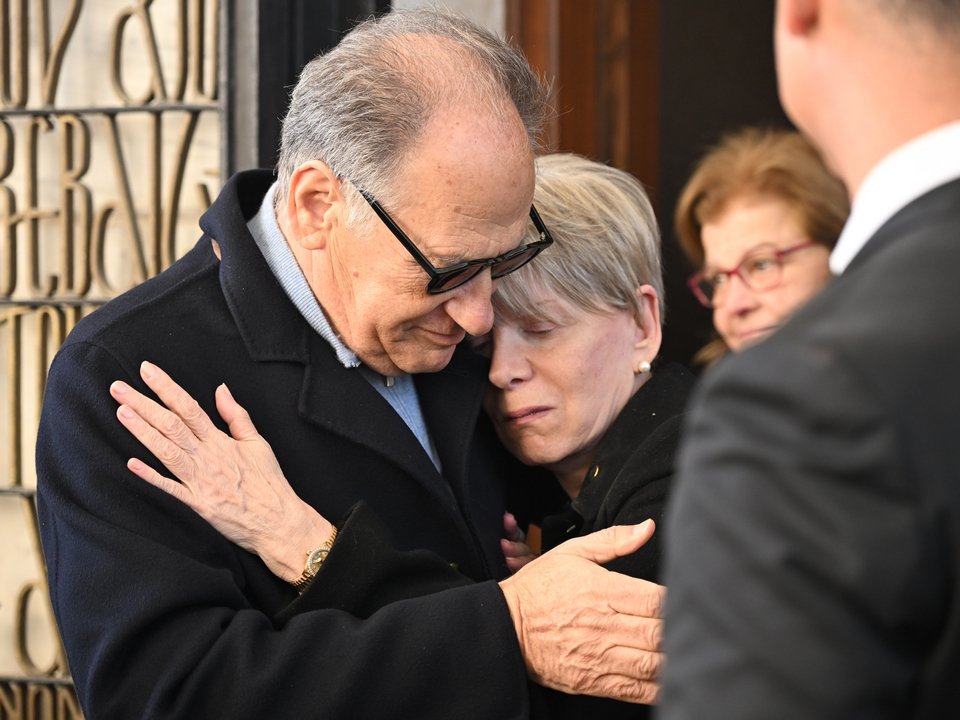 Ο Κώστας Λαλιώτης δίνει μια αγκαλιά συμπαράστασης στην Έλενα Ακρίτα -Φωτογραφία: INTIME NEWS / ΧΑΛΚΙΟΠΟΥΛΟΣ ΝΙΚΟΣ 