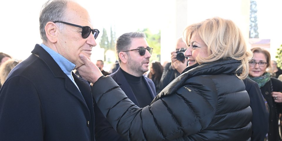 Η τρυφερή κίνηση της Μπέτυς Σκανδαλίδη στον Κ. Λαλιώτη -Φωτογραφία: INTIME NEWS / ΧΑΛΚΙΟΠΟΥΛΟΣ ΝΙΚΟΣ  