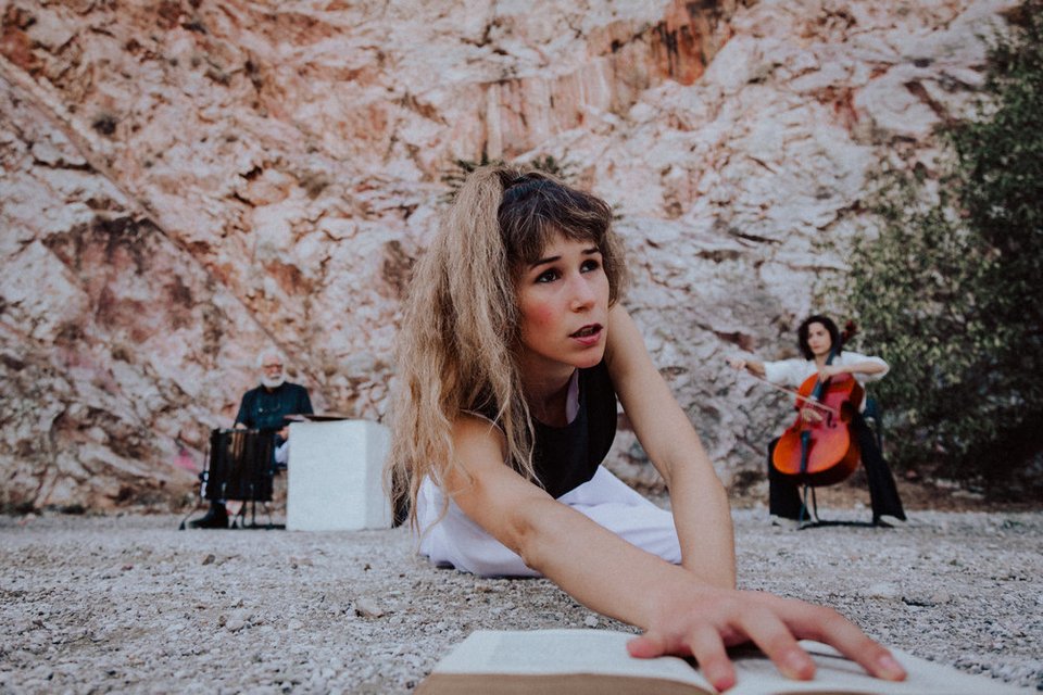 Η Αλίκη Στενού, μετά το Piccolo Teatro di Milano όπου τον χειμώνα του 2025 συνεργάστηκε ως σκηνοθέτιδα σε καλλιτεχνική φιλοξενία μέσω του Εθνικού Θεάτρου, παρουσιάζει το έργο του Δημήτρη Δημητριάδη «ΜΝΗΜΗ | ΛΗΘΗ» στο Δημοτικό Θέατρο Πειραιά