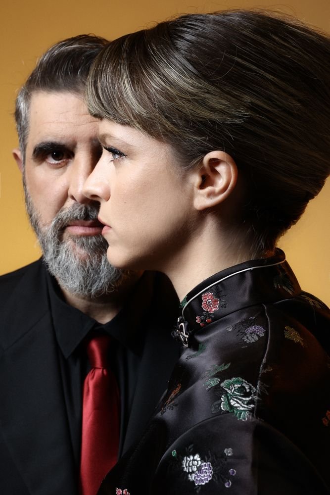  Λόλα (Έλλη Τρίγγου) η οποία είναι πλέον τραγουδίστρια σε καμπαρέ και βρίσκεται υπό την προστασία του αρχιμαφιόζου Στέλιου (Γιώργος Γάλλος)