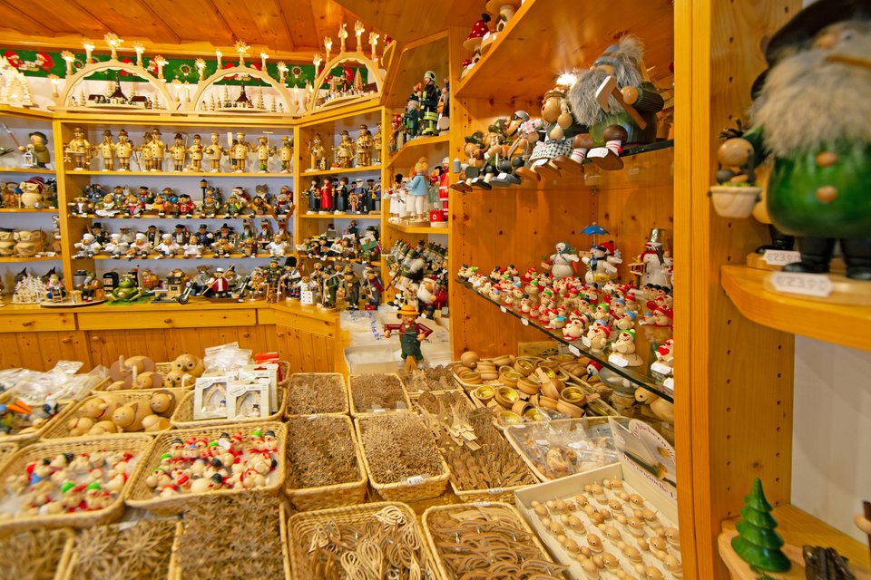 Εσωτερικό καταστήματος χριστουγεννιάτικων ειδών με ξύλινα στολίδια στο Ζάιφεν