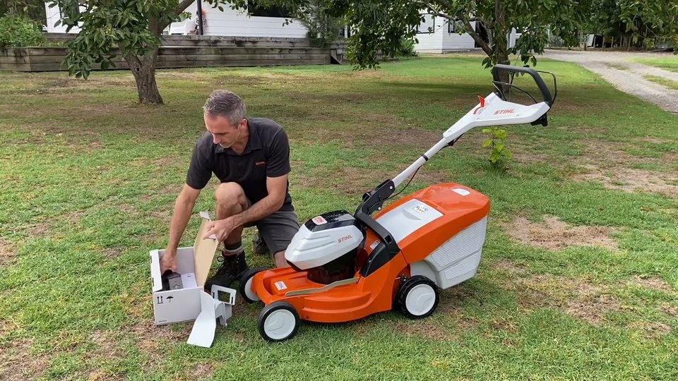 Χειρολαβή μονής πλευράς για ευκολότερο άδειασμα σακούλας και αποθήκευση σε κάθετη θέση—μια μικρή σχεδιαστική αλλαγή που λύνει χρόνια πρακτικής ταλαιπωρίας / RMA 448 V lawn mower (Stihl)