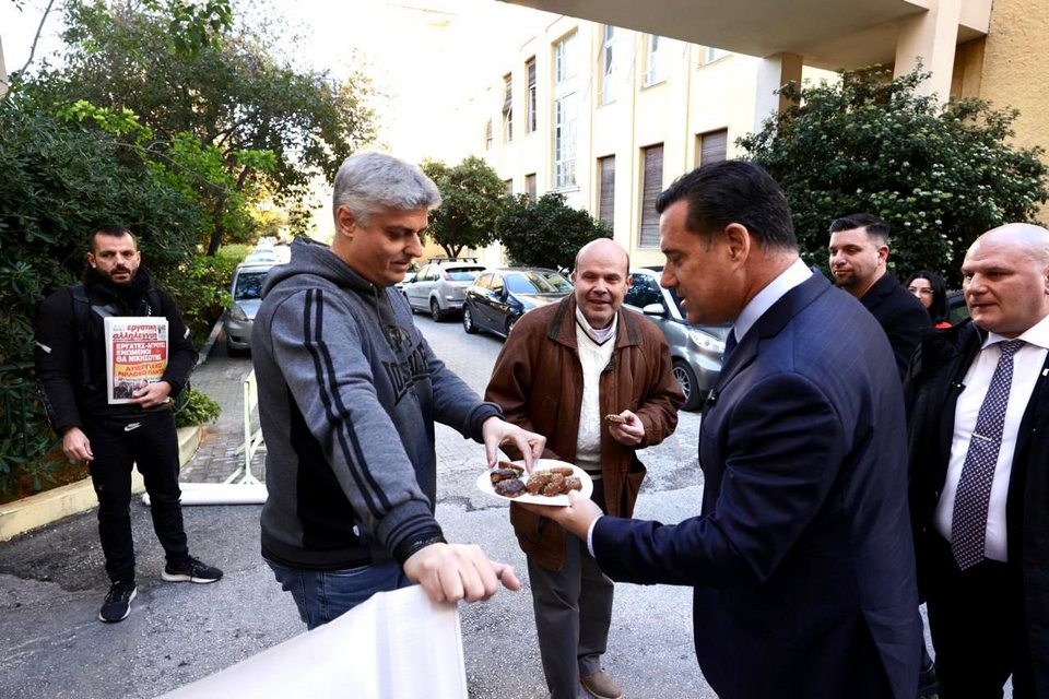 Ο υπουργός Υγείας κερνάει μελομακάρονα στους διαδηλωτές