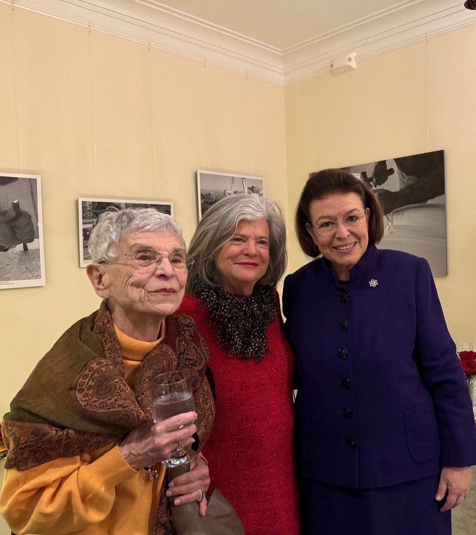 Η Λίνα Μενδώνη με την  πρώην διευθύντρια της Αμερικανικής Σχολής Κλασσικων Σπουδών Τζενιφερ Νάιλς, και την Καθηγήτρια  Αρχαιολογίας Ντισμουρ 