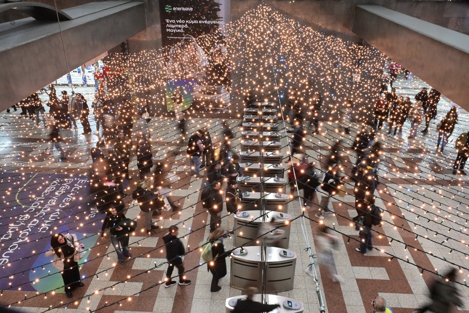 Εορταστική ατμόσφαιρα στο μετρό Συντάγματος 