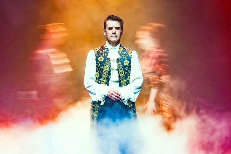 O Μολιέρος στον Μισάνθρωπο ανατρέπει ένα ολόκληρο κατεστημένο, καταδεικνύοντας τους απατεώνες της εποχής του