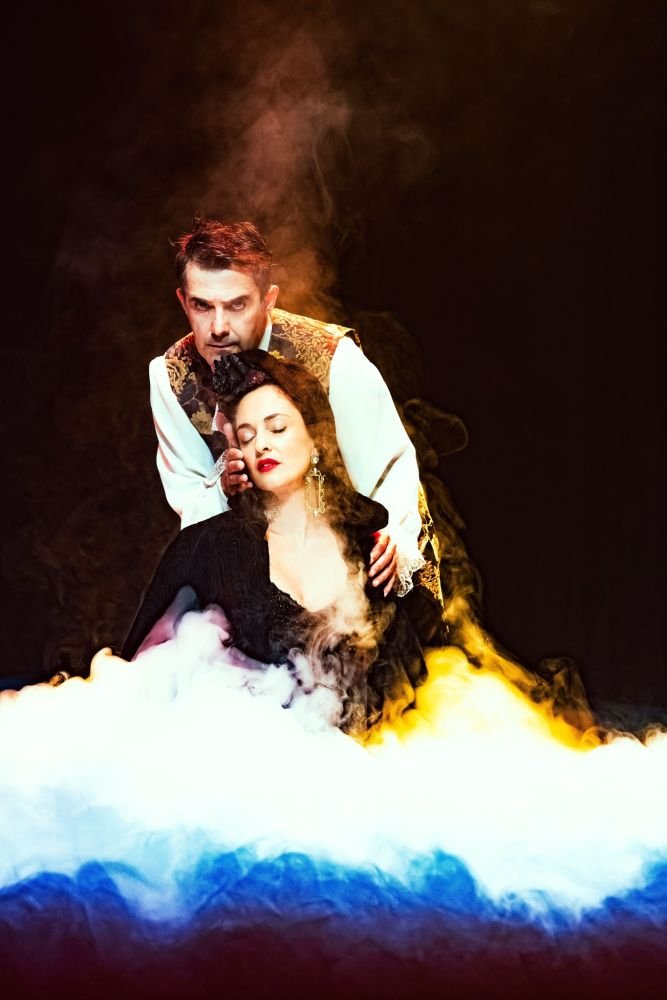 Η Ιόλη Ανδρεάδη υπογράφει με την προσωπική της σκηνοθετική φόρμα ένα νέο ανέβασμα της κλασικής κωμωδίας που εμπνέεται από τη θεατρικότητα της κοινωνίας