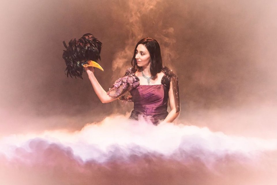  Στη στοιχειωμένη θεατρική σκηνή τα φαντάσματα των εποχών που έχουν περάσει εμφανίζονται ξανά και επιτελούν τους ρόλους τους στο σήμερα 