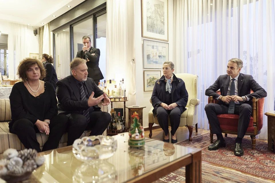 Ο Κυριάκος Μητσοτάκης στο οικογενειακό σπίτι του δολοφονημένου Ιωνά Καρούση, στο Ισραήλ