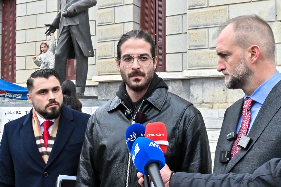 Στον εισαγγελέα στην Τρίπολη ο μουσικός Άρης Μουγκοπέτρος μετά τη μήνυση της συζύγου του για ενδοοικογενειακή απειλή