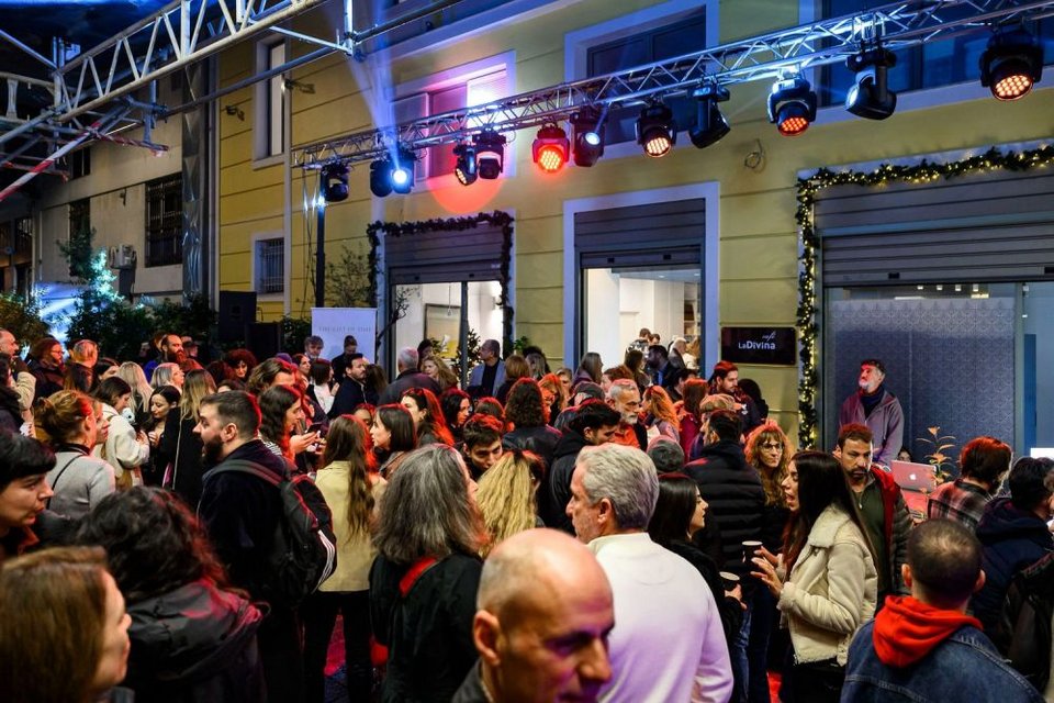 Το Μουσείο Μαρία Κάλλας και ο Δήμος Αθηναίων στήνουν για ακομα μία χρονιά ένα λαμπερό street party, στον πεζόδρομο της Πετράκη, με αφορμή τα την επέτειο γενεθλίων της Μαρίας Κάλλας