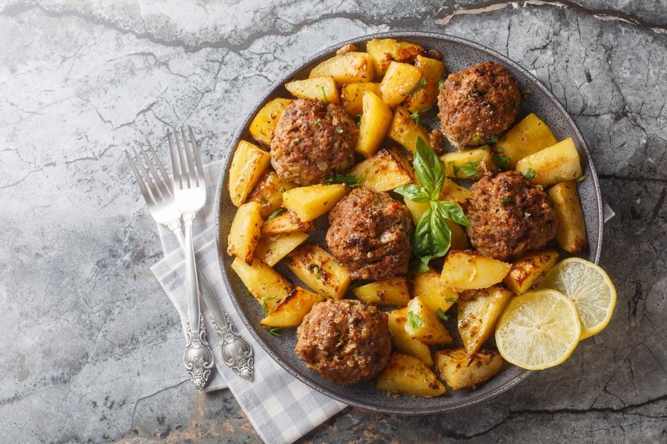 Μπιφτέκια με πατάτες / Φωτογραφία: Shutterstock