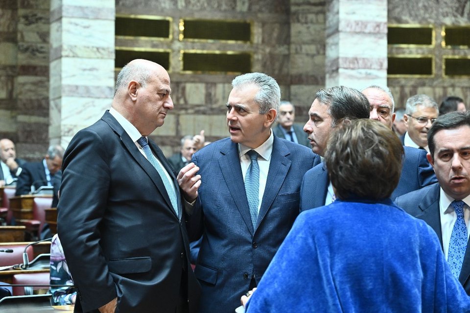 Ο υπουργός Αγροτικής Ανάπτυξης Κώστας Τσιάρας με τον ΓΓ της ΚΟ της ΝΔ Μάξιμο Χαρακόπουλο