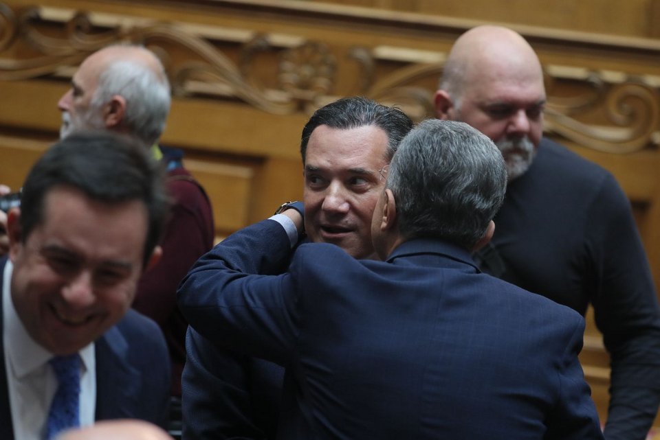 Ο Άδωνις Γεωργιάδης δέχεται τις ευχές των βουλευτών για την ονομαστική του εορτή