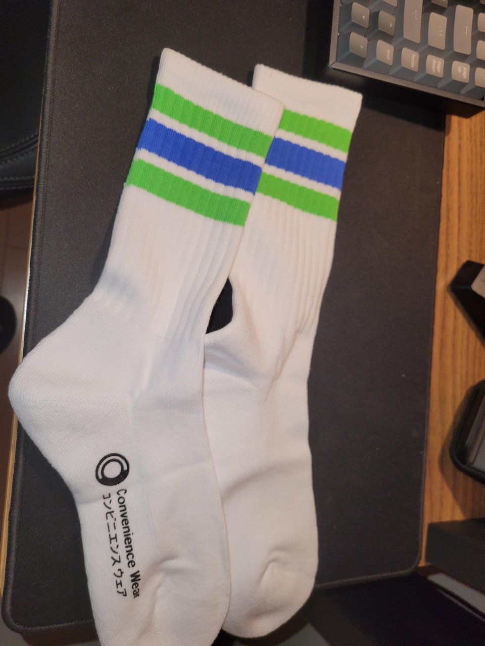 Η άνοδος αυτών των καλτσών δεν μπορεί να γίνει κατανοητή χωρίς το ιδιαίτερο οικοσύστημα των ιαπωνικών convenience stores, γνωστών ως conbini /﻿ WIKIPEDIA