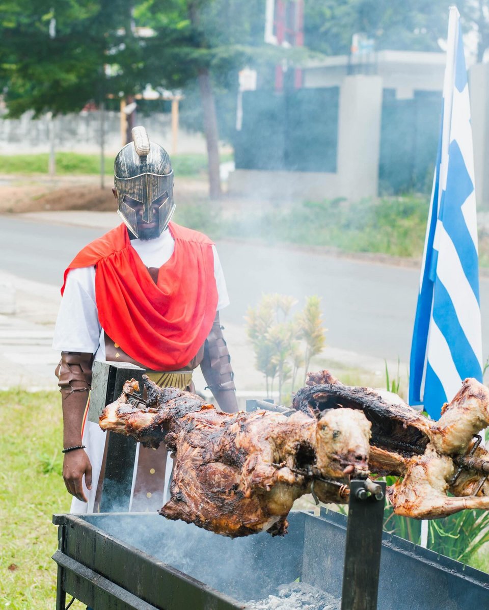 Το παραδοσιακό ψήσιμο του οβελία κάθε Κυριακή